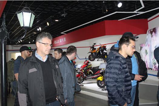 欧洲摩托车经销商到新大洲电动车无锡工厂参观,考察